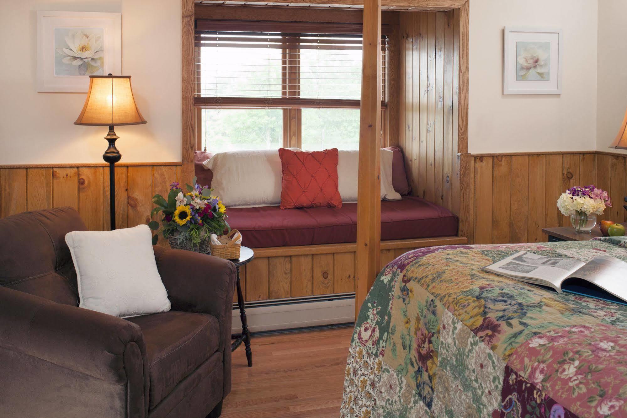 Friends Lake Inn Chestertown Exterior foto